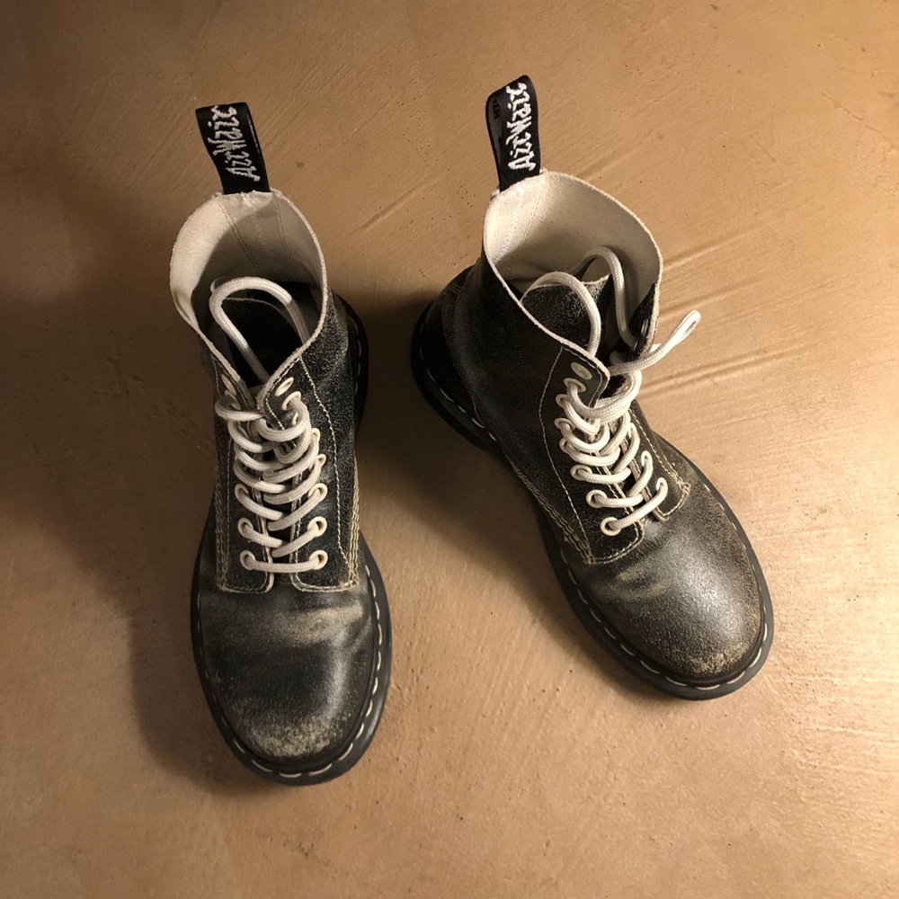 drmartens cristo suede leather lace up boots contrast stitching, size 6 pascal